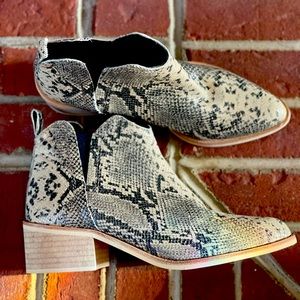 Crevo New Authentic Snake Skin boots size 8 1/2.
